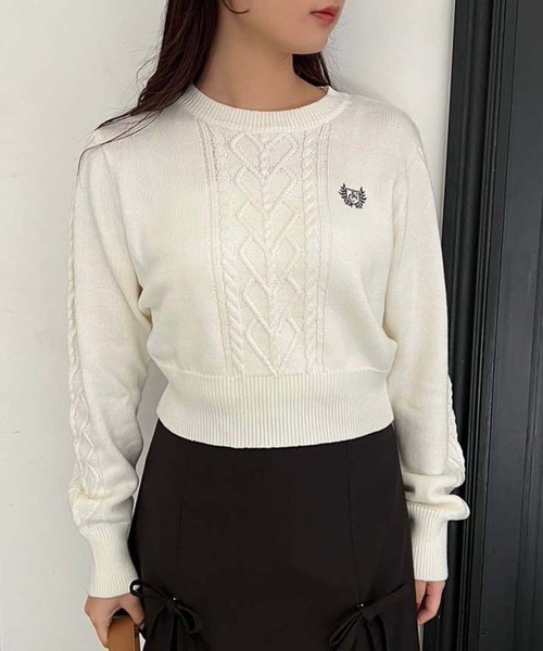 one after another NICE CLAUP(ワンアフターアナザーナイスクラップ)の「ワンポイント刺繍ケーブルニット(ニット/セーター・レディース・チャコールグレー/イエロー/オフホワイト/グレー・FREE)」の6枚目の写真