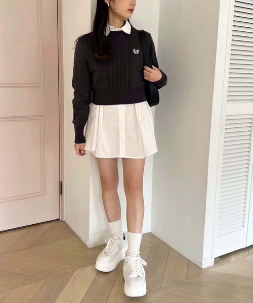 one after another NICE CLAUP(ワンアフターアナザーナイスクラップ)の「ワンポイント刺繍ケーブルニット(ニット/セーター・レディース・チャコールグレー/イエロー/オフホワイト/グレー・FREE)」の17枚目の写真