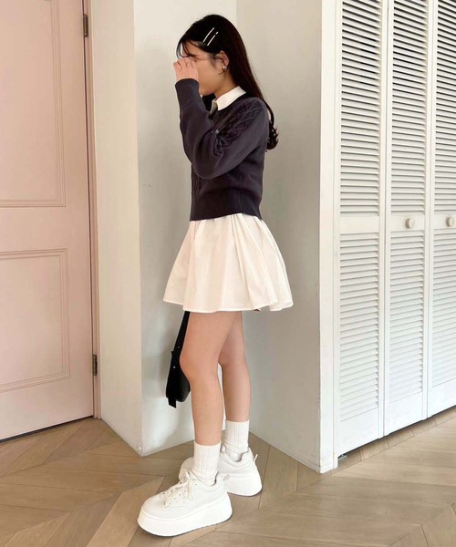 one after another NICE CLAUP(ワンアフターアナザーナイスクラップ)の「ワンポイント刺繍ケーブルニット(ニット/セーター・レディース・チャコールグレー/イエロー/オフホワイト/グレー・FREE)」の19枚目の写真