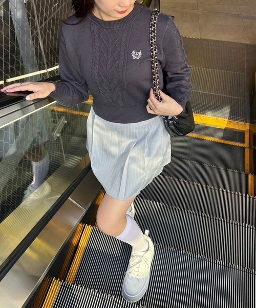 one after another NICE CLAUP(ワンアフターアナザーナイスクラップ)の「ワンポイント刺繍ケーブルニット(ニット/セーター・レディース・チャコールグレー/イエロー/オフホワイト/グレー・FREE)」の21枚目の写真