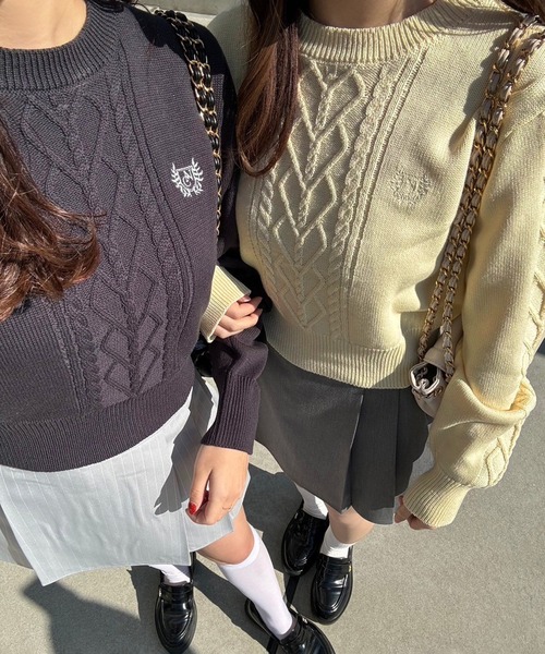 one after another NICE CLAUP(ワンアフターアナザーナイスクラップ)の「ワンポイント刺繍ケーブルニット(ニット/セーター・レディース・チャコールグレー/イエロー/オフホワイト/グレー・FREE)」の13枚目の写真