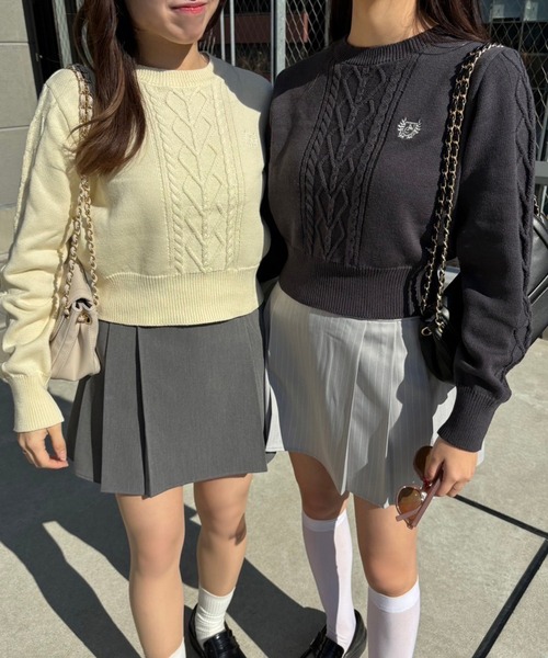 one after another NICE CLAUP(ワンアフターアナザーナイスクラップ)の「ワンポイント刺繍ケーブルニット(ニット/セーター・レディース・チャコールグレー/イエロー/オフホワイト/グレー・FREE)」の14枚目の写真