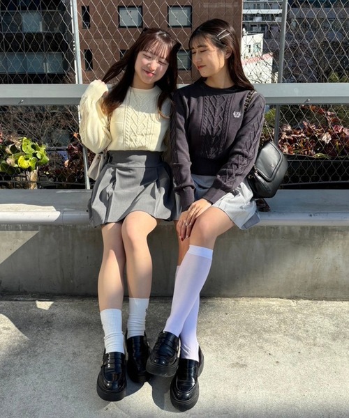 one after another NICE CLAUP(ワンアフターアナザーナイスクラップ)の「ワンポイント刺繍ケーブルニット(ニット/セーター・レディース・チャコールグレー/イエロー/オフホワイト/グレー・FREE)」の15枚目の写真