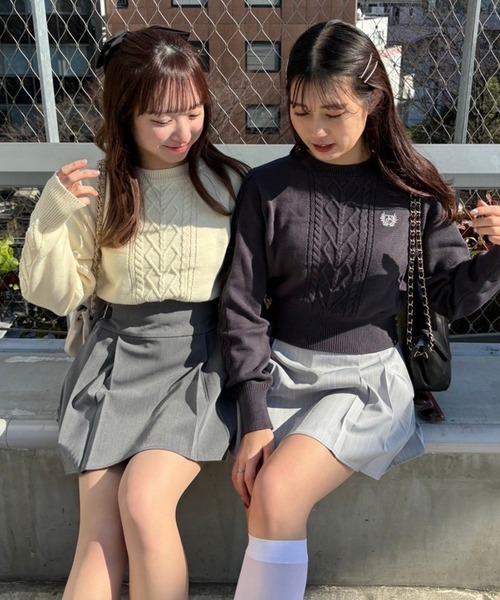 one after another NICE CLAUP(ワンアフターアナザーナイスクラップ)の「ワンポイント刺繍ケーブルニット(ニット/セーター・レディース・チャコールグレー/イエロー/オフホワイト/グレー・FREE)」の16枚目の写真