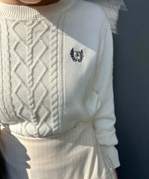 one after another NICE CLAUP(ワンアフターアナザーナイスクラップ)の「ワンポイント刺繍ケーブルニット(ニット/セーター・レディース・チャコールグレー/イエロー/オフホワイト/グレー・FREE)」の9枚目の写真