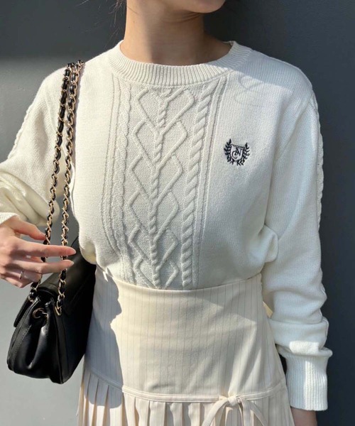 one after another NICE CLAUP(ワンアフターアナザーナイスクラップ)の「ワンポイント刺繍ケーブルニット(ニット/セーター・レディース・チャコールグレー/イエロー/オフホワイト/グレー・FREE)」の8枚目の写真