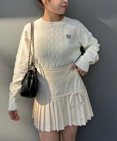 one after another NICE CLAUP(ワンアフターアナザーナイスクラップ)の「ワンポイント刺繍ケーブルニット(ニット/セーター・レディース・チャコールグレー/イエロー/オフホワイト/グレー・FREE)」の7枚目の写真