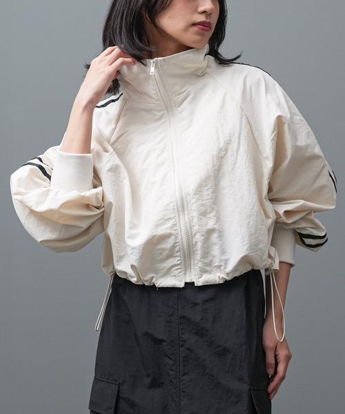 mili an deni(ミリアンデニ)の「サイドラインオープンショートブルゾン(ブルゾン・レディース・ブラック/グレー/アイボリー・M)」の2枚目の写真