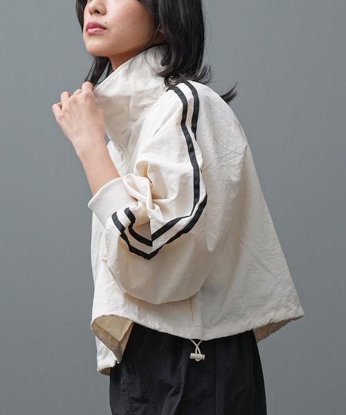 mili an deni(ミリアンデニ)の「サイドラインオープンショートブルゾン(ブルゾン・レディース・ブラック/グレー/アイボリー・M)」の5枚目の写真