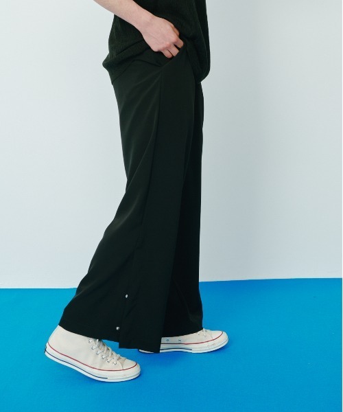 KACCO(カッコ)の「《ユニセックスアイテム》SIDE SLIT BUTTON WIDE SLACKS / サイドスリットボタンワイドスラックス(スラックス・メンズ・ダークブラウン/ブラック・LARGE/MEDIUM/SMALL)」の2枚目の写真