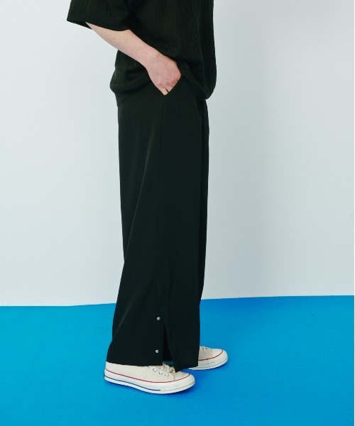 KACCO(カッコ)の「《ユニセックスアイテム》SIDE SLIT BUTTON WIDE SLACKS / サイドスリットボタンワイドスラックス(スラックス・メンズ・ダークブラウン/ブラック・LARGE/MEDIUM/SMALL)」の3枚目の写真