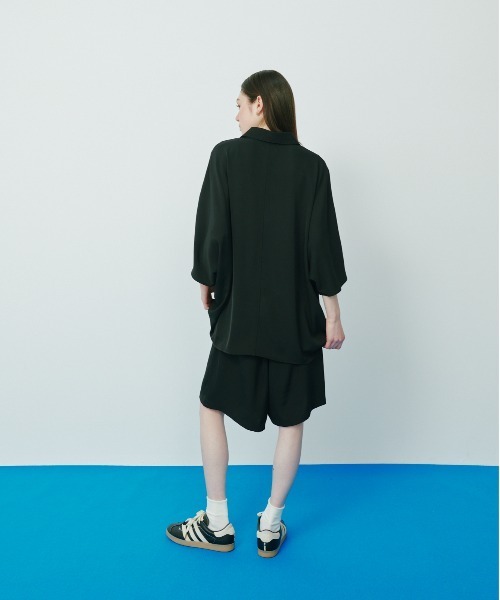 KACCO（カッコ）の「《ユニセックスアイテム》DRAPE DOLMAN SLEEVE BIG SHIRTS  / とろみビックシルエットドルマンシャツ（シャツ/ブラウス・メンズ・カーキ/ブラック・LARGE/MEDIUM/SMALL）」の4枚目の写真