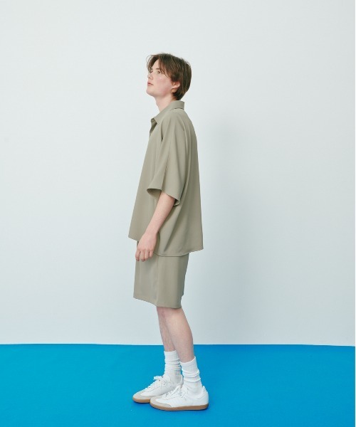 KACCO（カッコ）の「《ユニセックスアイテム》DRAPE DOLMAN SLEEVE BIG SHIRTS  / とろみビックシルエットドルマンシャツ（シャツ/ブラウス・メンズ・カーキ/ブラック・LARGE/MEDIUM/SMALL）」の5枚目の写真