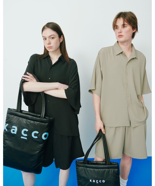 KACCO（カッコ）の「《ユニセックスアイテム》DRAPE DOLMAN SLEEVE BIG SHIRTS  / とろみビックシルエットドルマンシャツ（シャツ/ブラウス・メンズ・カーキ/ブラック・LARGE/MEDIUM/SMALL）」の8枚目の写真