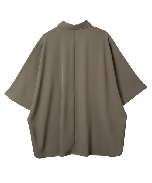 KACCO（カッコ）の「《ユニセックスアイテム》DRAPE DOLMAN SLEEVE BIG SHIRTS  / とろみビックシルエットドルマンシャツ（シャツ/ブラウス・メンズ・カーキ/ブラック・LARGE/MEDIUM/SMALL）」の9枚目の写真