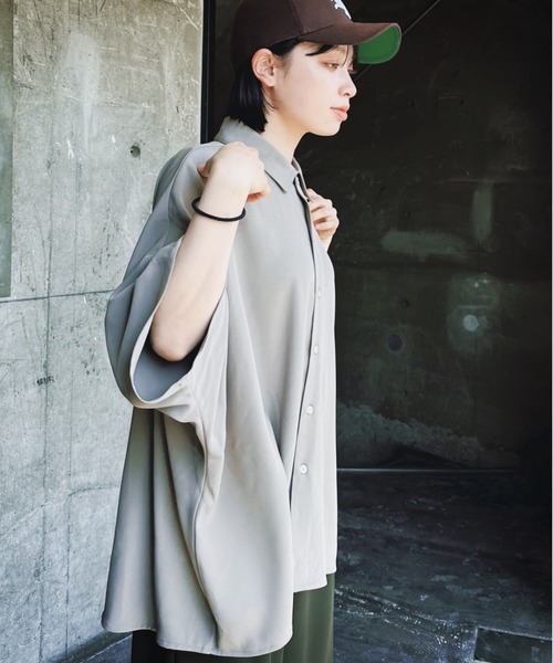 KACCO（カッコ）の「《ユニセックスアイテム》DRAPE DOLMAN SLEEVE BIG SHIRTS  / とろみビックシルエットドルマンシャツ（シャツ/ブラウス・メンズ・カーキ/ブラック・LARGE/MEDIUM/SMALL）」の18枚目の写真