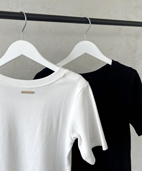 prose verse(プロズヴェール)の「バックメタルプレートリブTシャツ(Tシャツ/カットソー・レディース・ブラック/オフホワイト・LARGE/MEDIUM)」の1枚目の写真