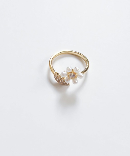 yu-ka（ユーカ）の「YU-KA:CZフラワーパールオープンリング（リング・レディース・ゴールド・FREE）」の4枚目の写真