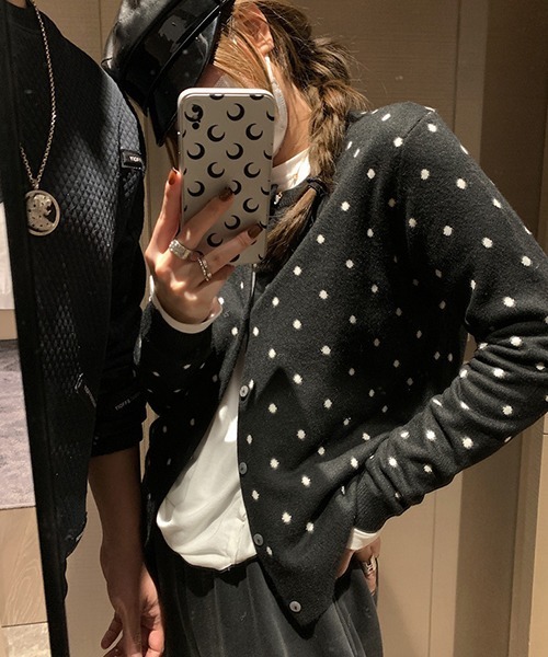 c.u.l（シーユーエル）の「ラウンドネック ドット柄 ニットカーディガン culw767（カーディガン/ボレロ・レディース・ブラック/グレー・FREE）」の5枚目の写真