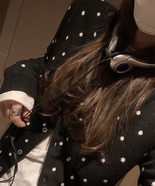 c.u.l（シーユーエル）の「ラウンドネック ドット柄 ニットカーディガン culw767（カーディガン/ボレロ・レディース・ブラック/グレー・FREE）」の6枚目の写真