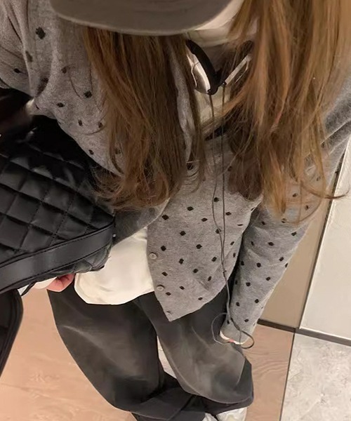 c.u.l（シーユーエル）の「ラウンドネック ドット柄 ニットカーディガン culw767（カーディガン/ボレロ・レディース・ブラック/グレー・FREE）」の12枚目の写真