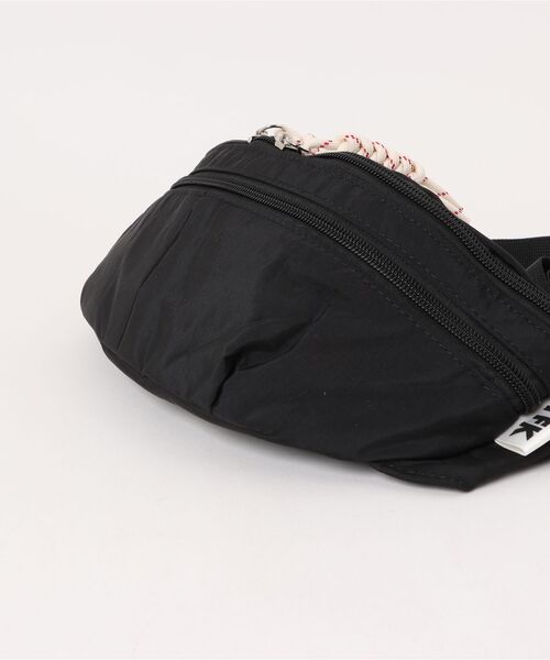 Q（キュー）の「撥水ナイロンウエストポーチ（ボディバッグ/ウエストポーチ・レディース・ブラック/グレー・MEDIUM）」の9枚目の写真