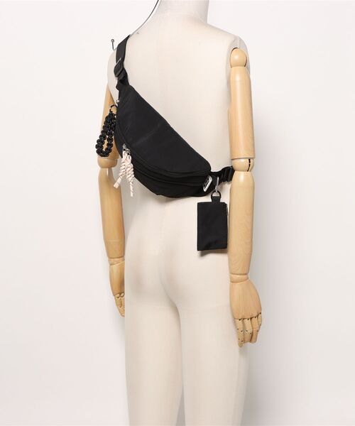 Q（キュー）の「撥水ナイロンウエストポーチ（ボディバッグ/ウエストポーチ・レディース・ブラック/グレー・MEDIUM）」の12枚目の写真