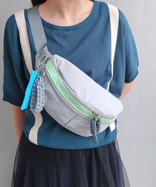 Q（キュー）の「撥水ナイロンウエストポーチ（ボディバッグ/ウエストポーチ・レディース・ブラック/グレー・MEDIUM）」の2枚目の写真