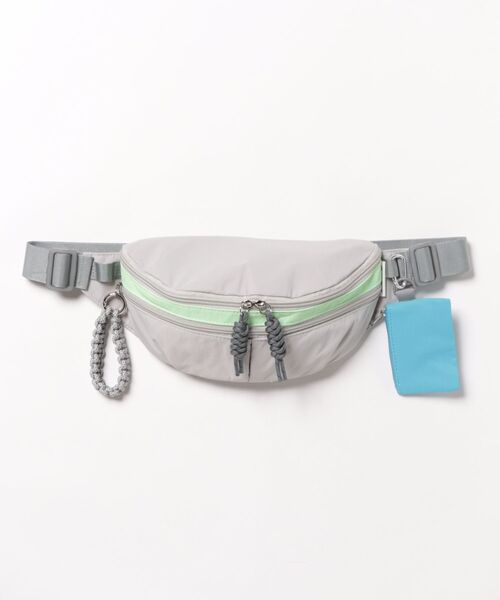 Q（キュー）の「撥水ナイロンウエストポーチ（ボディバッグ/ウエストポーチ・レディース・ブラック/グレー・MEDIUM）」の4枚目の写真
