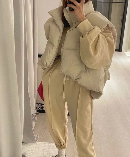 meJane（ミージェーン）の「スタンドカラー 中綿モンスターベスト（ダウンベスト・レディース・ブラック/ライトベージュ・FREE）」の2枚目の写真