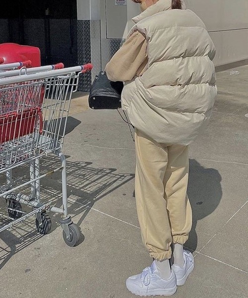 meJane（ミージェーン）の「スタンドカラー 中綿モンスターベスト（ダウンベスト・レディース・ブラック/ライトベージュ・FREE）」の4枚目の写真