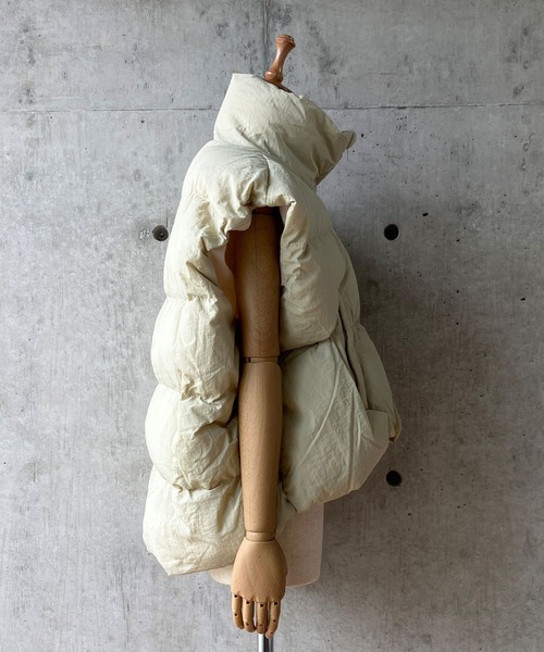 meJane（ミージェーン）の「スタンドカラー 中綿モンスターベスト（ダウンベスト・レディース・ブラック/ライトベージュ・FREE）」の15枚目の写真