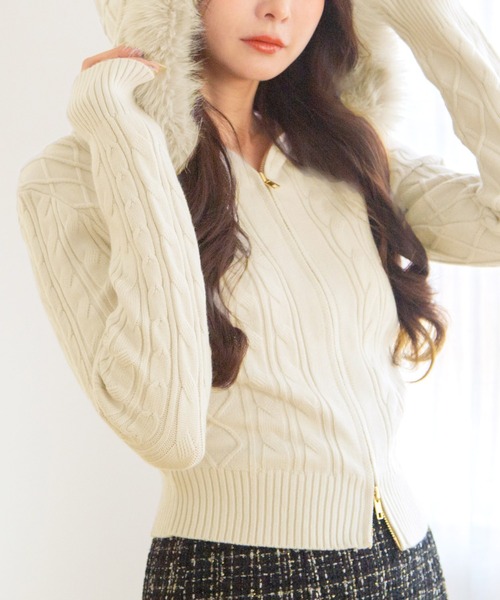 Julia Boutique（ジュリアブティック）の「ファー付きパーカーニットトップス（ニット/セーター・レディース・ピンク/ブラウン/ホワイト/クリーム/グレー/ブラック・ONE）」の5枚目の写真