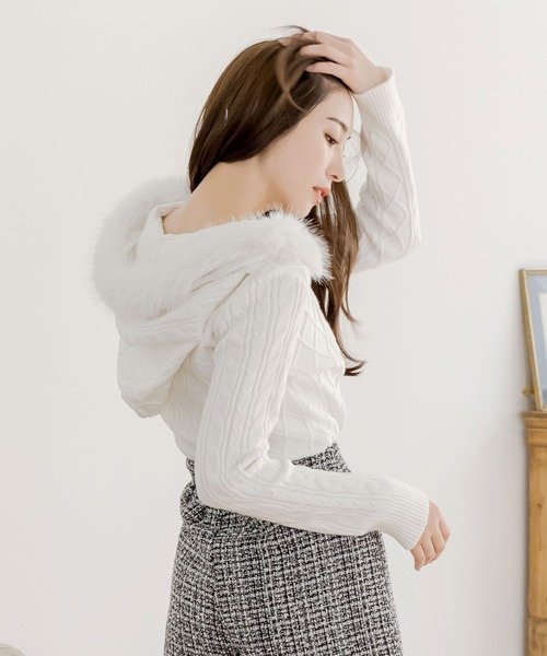 Julia Boutique（ジュリアブティック）の「ファー付きパーカーニットトップス（ニット/セーター・レディース・ピンク/ブラウン/ホワイト/クリーム/グレー/ブラック・ONE）」の10枚目の写真