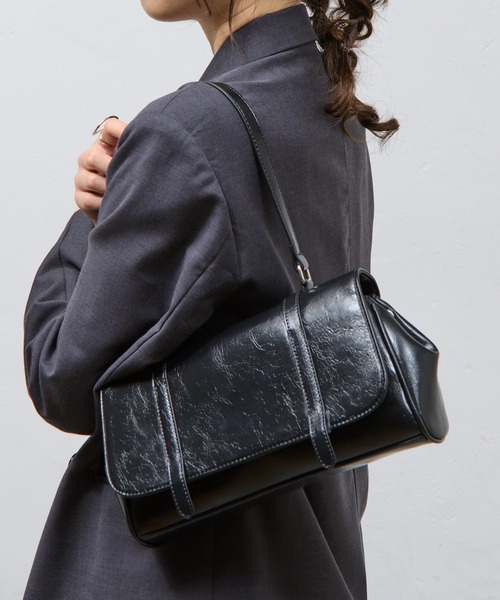 COLONY 2139（コロニートゥーワンスリーナイン）の「ヴィンテージ合皮ワンハンドルフラップバッグ（ハンドバッグ・レディース・ブラック/ブラウン/サックスブルー・FREE）」の2枚目の写真