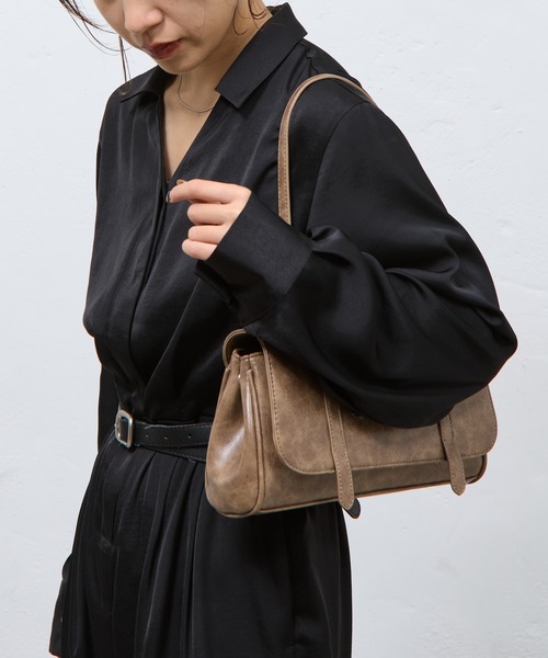 COLONY 2139（コロニートゥーワンスリーナイン）の「ヴィンテージ合皮ワンハンドルフラップバッグ（ハンドバッグ・レディース・ブラック/ブラウン/サックスブルー・FREE）」の11枚目の写真