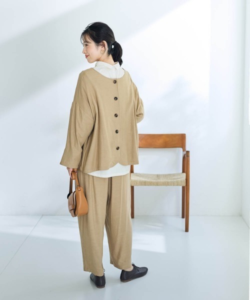 SMILE LAND（スマイルランド）の「＜大きいサイズ＞２WAY麻混ジャケット【Otona Purete】（ノーカラージャケット・レディース・ブラック/ベージュ・L/LL/3L/4L/5L）」の2枚目の写真