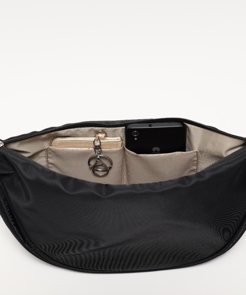 【バーバリーブルーレーベル】ショルダーバッグ　黒　ハーフムーン　クロスボディ バーバリーブルーレーベル】ショルダーバッグ 黒 ハーフムーン クロス