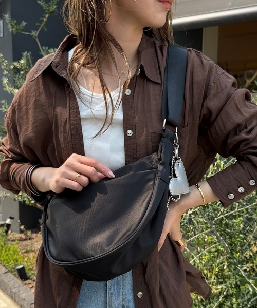 【バーバリーブルーレーベル】ショルダーバッグ　黒　ハーフムーン　クロスボディ バーバリーブルーレーベル】ショルダーバッグ 黒 ハーフムーン クロス