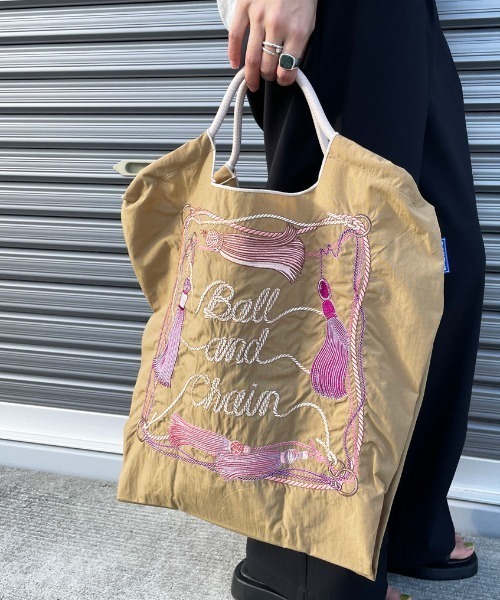 Ball&Chain（ボールアンドチェーン）の「[BALL&CHAIN/ボールアンドチェーン] TASSEL 刺繍デザインナイロントートバッグ（トートバッグ・レディース・ベージュ/オレンジ・M）」の9枚目の写真