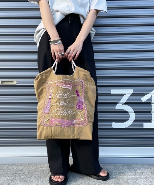 Ball&Chain（ボールアンドチェーン）の「[BALL&CHAIN/ボールアンドチェーン] TASSEL 刺繍デザインナイロントートバッグ（トートバッグ・レディース・ベージュ/オレンジ・M）」の5枚目の写真