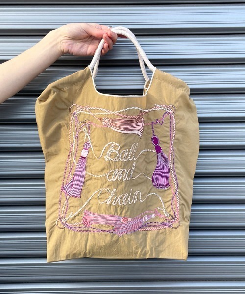 Ball&Chain（ボールアンドチェーン）の「[BALL&CHAIN/ボールアンドチェーン] TASSEL 刺繍デザインナイロントートバッグ（トートバッグ・レディース・ベージュ/オレンジ・M）」の10枚目の写真