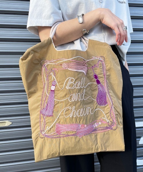 Ball&Chain（ボールアンドチェーン）の「[BALL&CHAIN/ボールアンドチェーン] TASSEL 刺繍デザインナイロントートバッグ（トートバッグ・レディース・ベージュ/オレンジ・M）」の4枚目の写真
