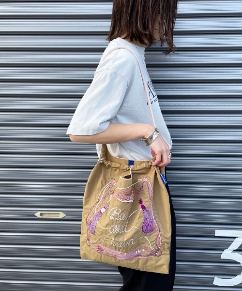 Ball&Chain（ボールアンドチェーン）の「[BALL&CHAIN/ボールアンドチェーン] TASSEL 刺繍デザインナイロントートバッグ（トートバッグ・レディース・ベージュ/オレンジ・M）」の13枚目の写真