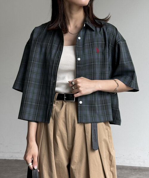 CPCM(シーピーシーエム)の「短丈シャツ(シャツ/ブラウス・レディース・サックスブルー/アイボリー/グリーン/ブラウン/チャコールグレー・FREE)」の4枚目の写真