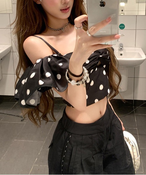 gossip！ロサンゼルス（ゴシップロサンゼルス）の「Y2K オフショルストラップ 水玉トップス（Tシャツ/カットソー・レディース・ホワイト/ブラック・FREE）」の5枚目の写真