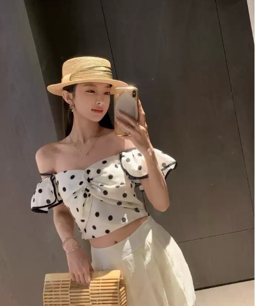 【色々なトップスと相性抜群♡】CHANEL ワイドジーンズ セール】Y2K オフショルストラップ 水玉トップス（Tシャツ
