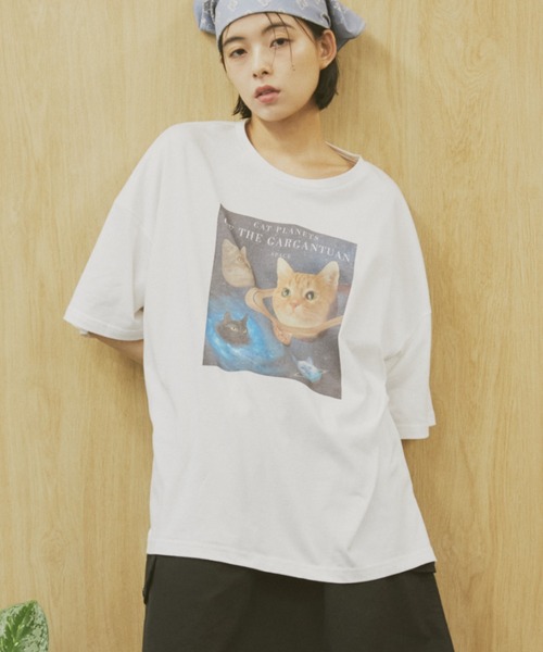 MERLOT（メルロー）の「宇宙ネコプリント BIG T（Tシャツ/カットソー・レディース・ホワイト/ライトグレー・FREE）」の2枚目の写真