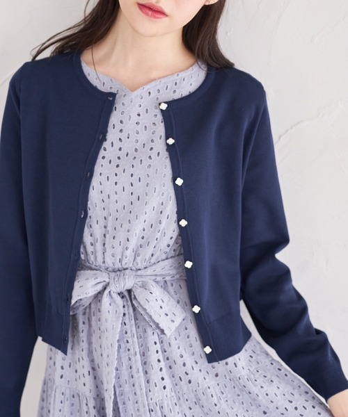 tocco closet(トッコ クローゼット)の「UVカット&接触冷感&ハンドウォッシュ♪超強撚フラワー釦カーディガン(カーディガン/ボレロ・レディース・ラベンダー/レモンイエロー/ネイビー/オフホワイト・M)」の2枚目の写真