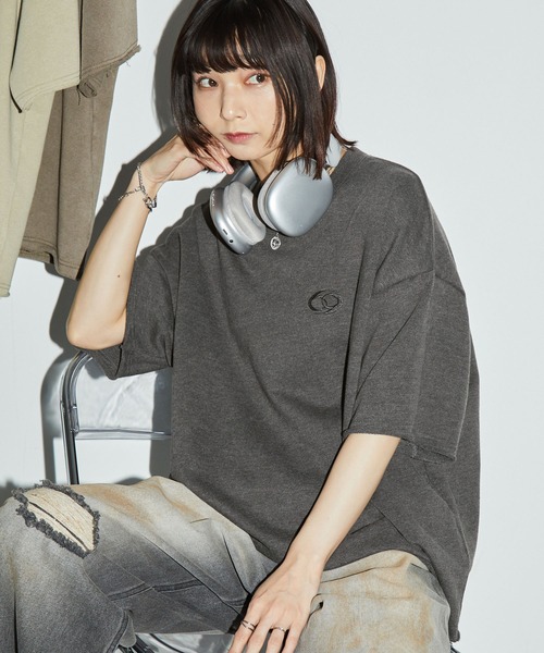 Anchor Smith(アンカー スミス)の「ヴィンテージ加工 ワンポイント刺繍 カットオフ半袖スウェット(Tシャツ/カットソー・レディース・ブラック/グレイッシュベージュ/ブラウン・M/L)」の2枚目の写真